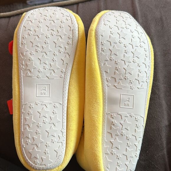 Fuzzy duck slippers with memory foam size 7 to 8￼ so cute and fuzzy inside - Picture 5 of 5